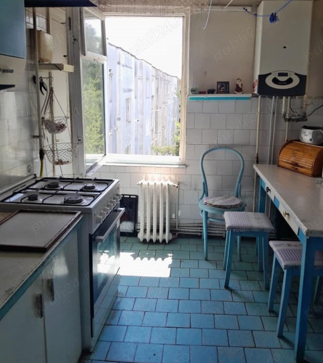 Apartament spațios, cu 3 camere, zonă centrală